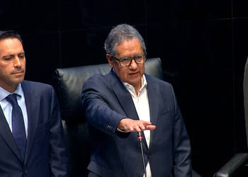 Senador de Morena asume presidencia del senado