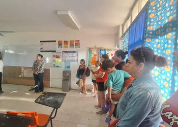 Madres y padres de familia acusan a profesor de conductas inapropiadas hacia alumno