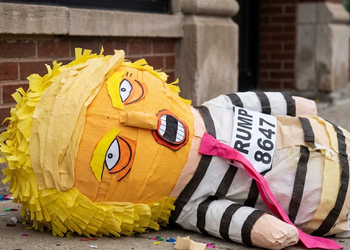 Agarran a palos a piñatas de Trump