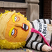 Agarran a palos a piñatas de Trump