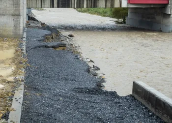 Tunden a Samuel García por colapso de Parque Lineal en el Río Santa Catarina