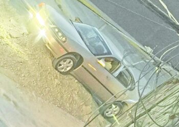 Auto choca contra montaña de tierra abandonada en la Brecha 115