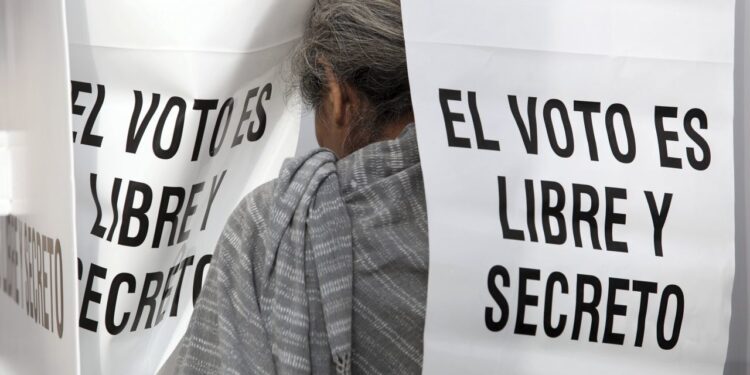 TIXTLA, GUERRERO, 07JUNIO2015.- Estudiantes de la normal rural de Ayotzinapa e integrantes del Movimiento Popular Guerrerense impidieron la instalación de diversas casillas en el municipio de Tixtla por lo que fue anulada la elección. Por momentos los hechos se radicalizaron y hubo un enfrentamiento entre estudiantes y presuntos priístas. 
FOTO: FÉLIX MÁRQUEZ /CUARTOSCURO.COM